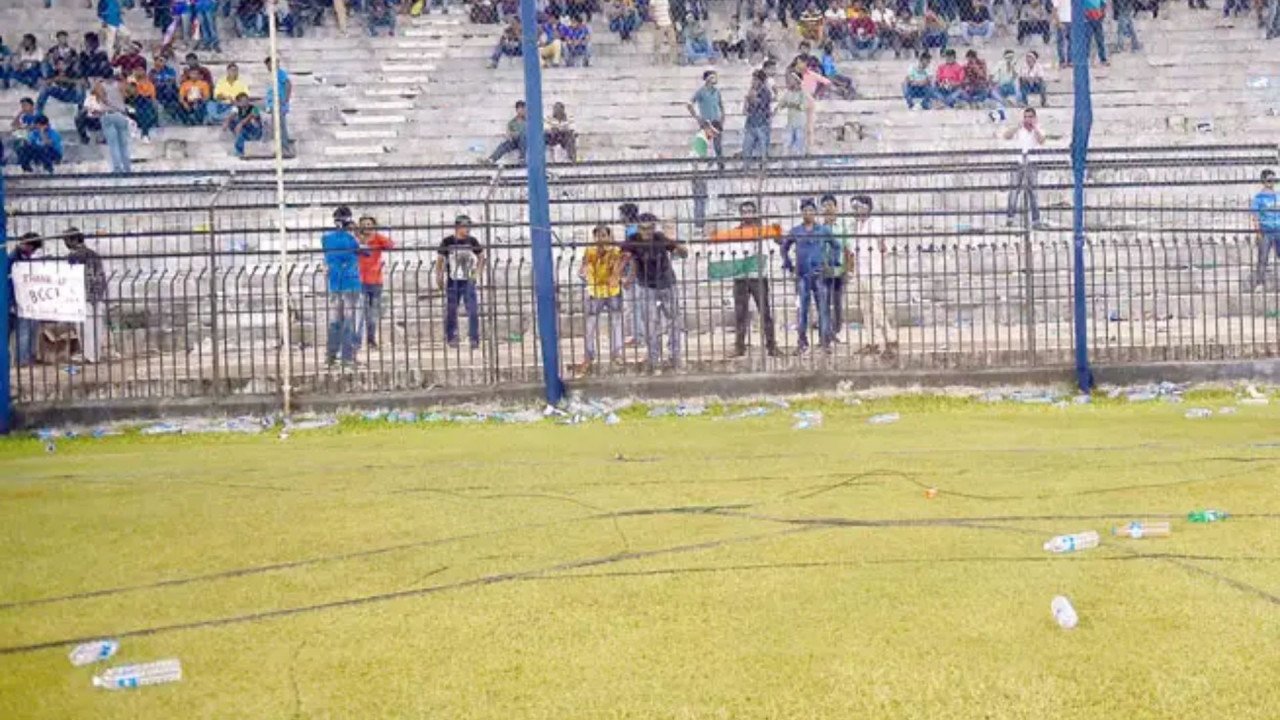 कटक की कड़वीं यादें, जब साउथ अफ्रीका के खिलाफ खेले गए मैच में दर्शकों ने खेल को किया था शर्मिंदा | Controversy at Cuttack’s Barabati Stadium, spectators threw water bottles