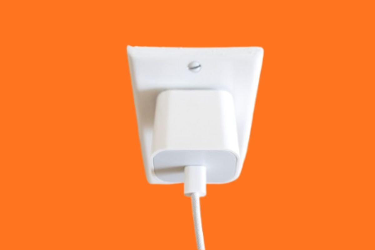 क्या आप भी फोन चार्ज होने पर चार्जर लगाकर छोड़ देते हैं? यह आदत महंगी साबित हो सकती है।