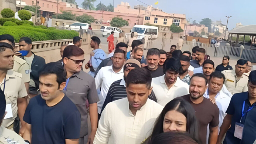 IND vs SA: साउथ अफ्रीका के खिलाफ टी20 सीरीज से पहले भगवान जगन्नाथ की शरण मं पहुंचे सूर्या-गंभीर, देखें वीडियो | ind vs sa suryakumar yadav gautam gambhir and other players visited lord jagannath temple watch video