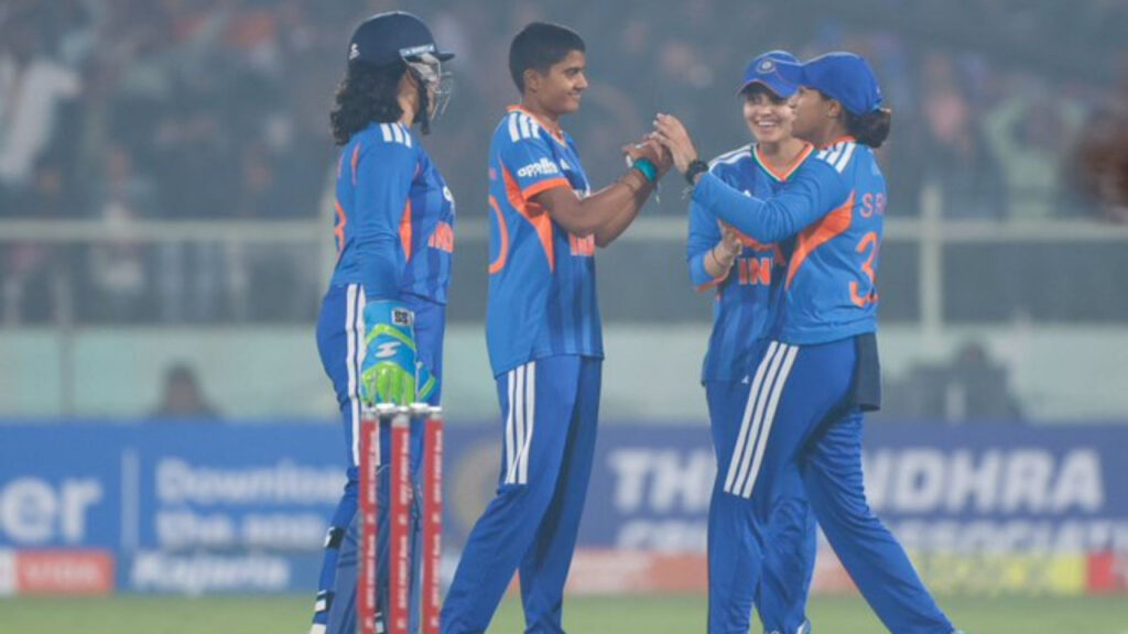 दूसरे T-20 में श्रीलंका के खिलाफ दहाड़ी भारत की शेरनियां, शेफाली की तूफानी बल्लेबाजी; सीरीज में 2-0 की बनाई बढ़त | India beat Sri Lanka in the second T20