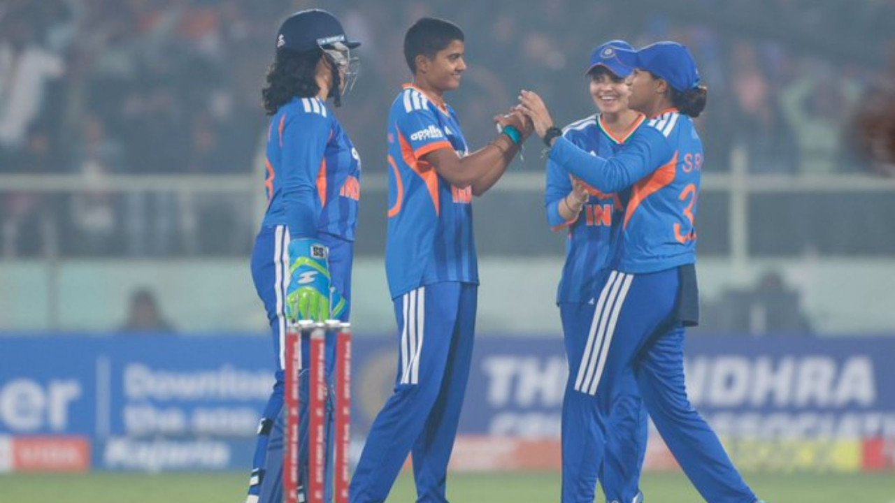 दूसरे T-20 में श्रीलंका के खिलाफ दहाड़ी भारत की शेरनियां, शेफाली की तूफानी बल्लेबाजी; सीरीज में 2-0 की बनाई बढ़त | India beat Sri Lanka in the second T20