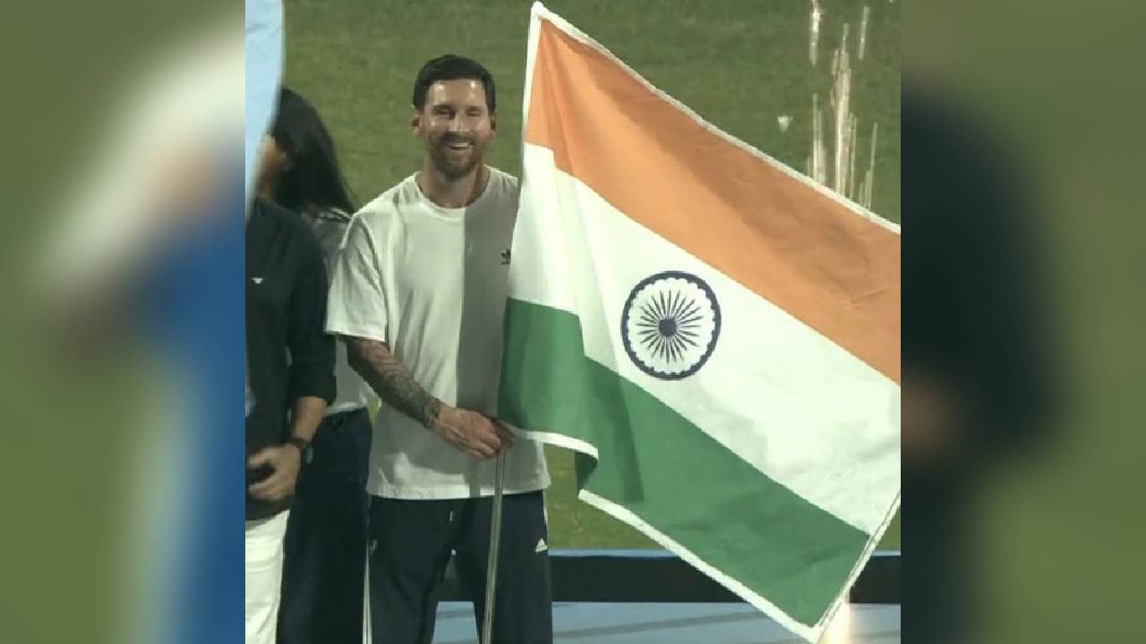 लियोनल मेसी ने वानखेड़े स्टेडियम में भारतीय ध्वज लहराकर जीते दर्शकों के दिल