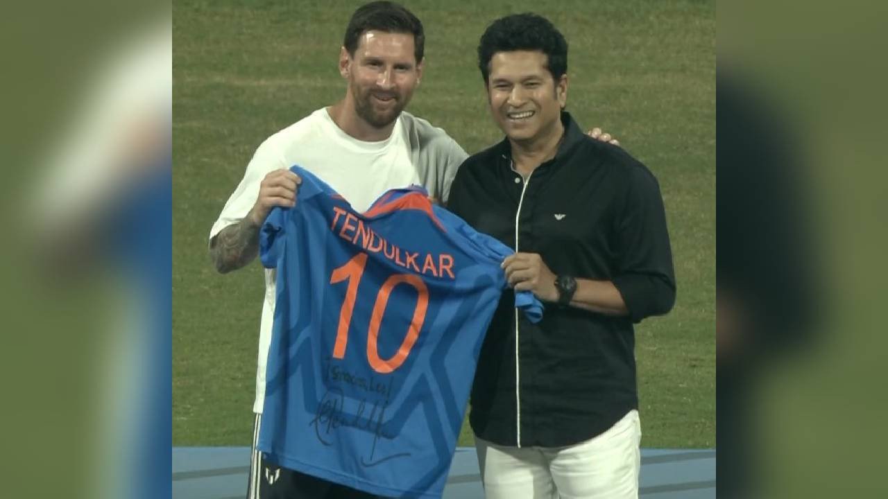 वानखेड़े स्टेडियम में लियोनल मेसी और सचिन तेदुलकर की मुलाकात, क्रिकेट के भगवान ने महान फुटबॉलर को दी अपनी 10 नवंबर की जर्सी | Lionel Messi and Sachin Tendulkars historic meeting at the Wankhede Stadium