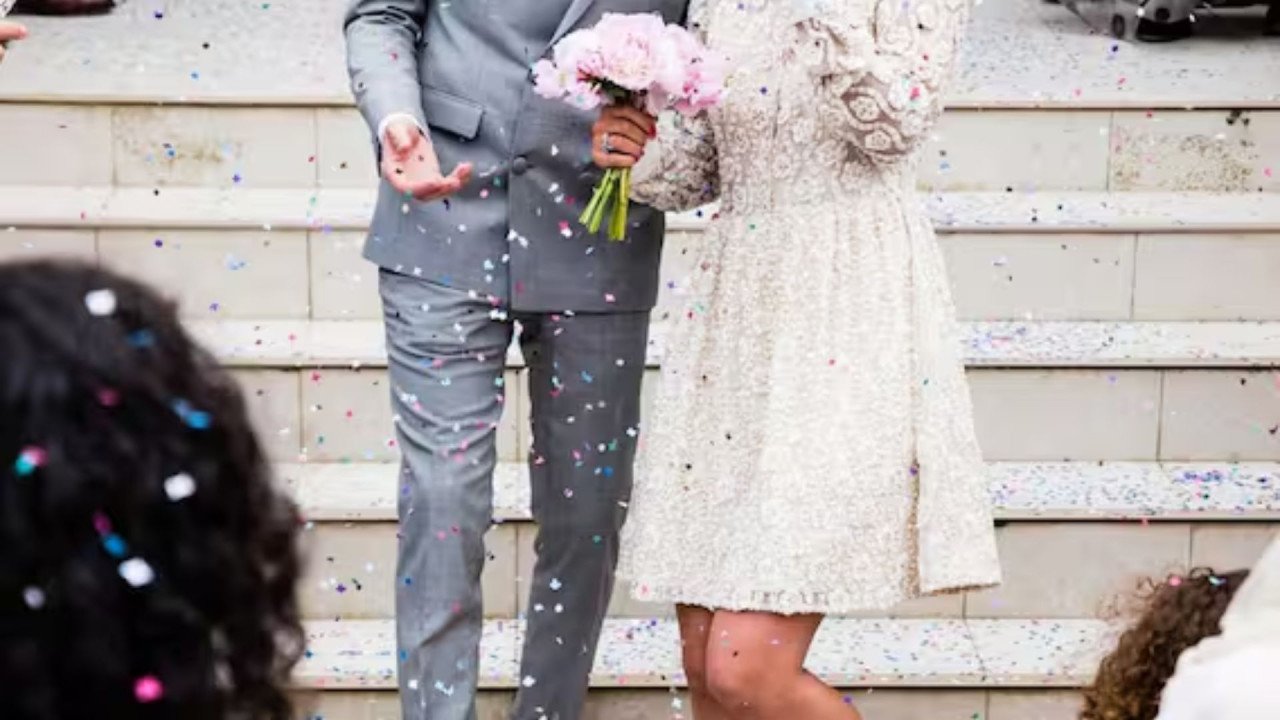 डेट पर जाने, शादी और बच्चे पैदा करने के लिए पैसे दे रही इस देश की सरकार; क्यों उठाया गया ये अनोखा कदम | South Korea's government is paying to date and marry