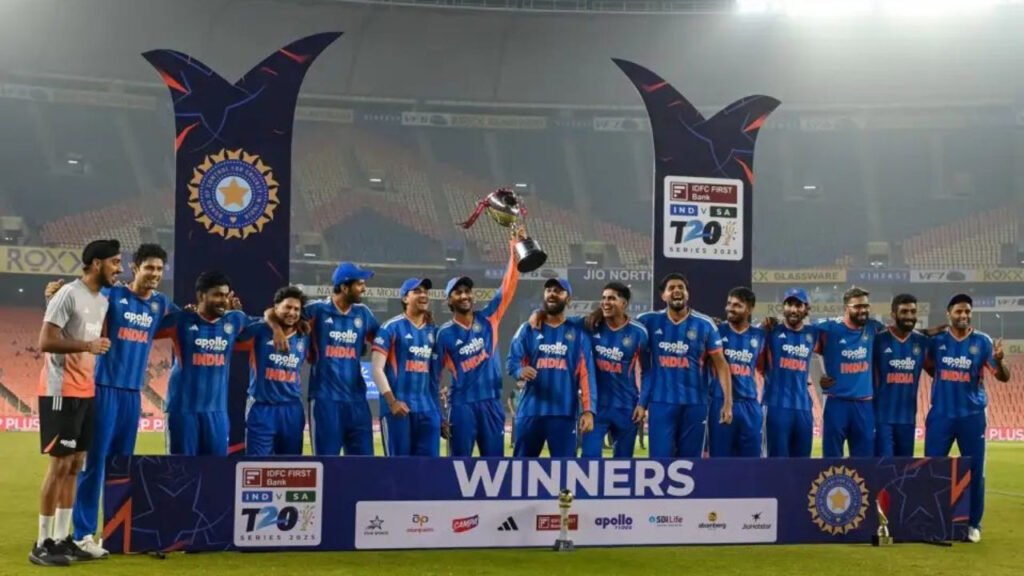 गिल के कहने पर सूर्या ने बदला ट्रॉफी देने का फैसला, इस खिलाड़ी को थमाई ट्रॉफी, वीडियो हुआ वायरल | IND vs SA Shubman Gill's suggestion Suryakumar Yadav changed his decision handed the trophy to Shahbaz Ahmed the video went viral
