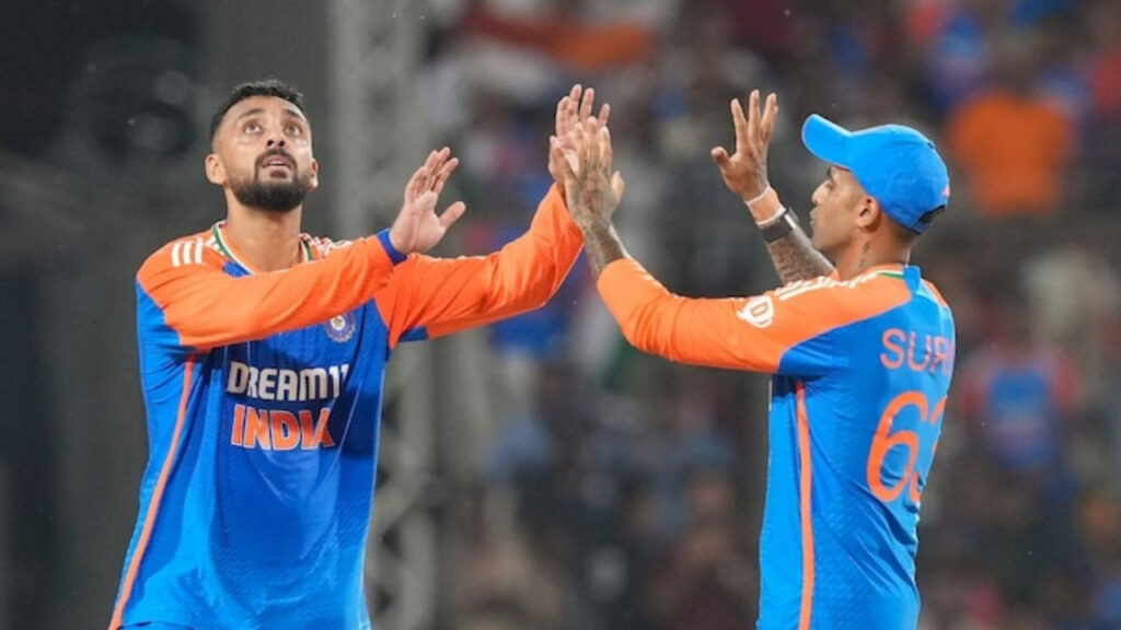 टीम इंडिया के मिस्ट्री स्पिनर वरुण चक्रवर्ती बने नंबर वन टी20 गेंदबाज, बुमराह से ताज छिनने के साथ ही हासिल की खास उपलब्धि | Team India spinner Varun Chakravarthy has become the number one T20 bowler