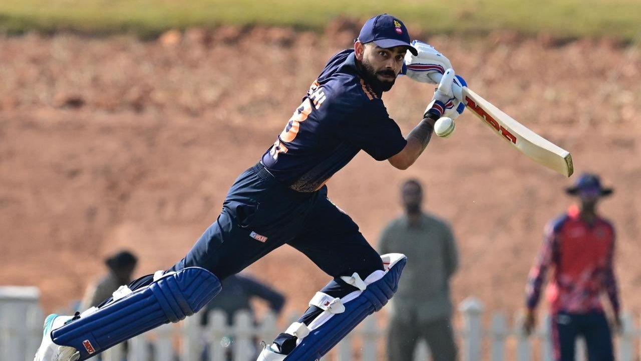 15 साल बाद विजय हजारे ट्रॉफी में लौटते ही कोहली ने लगाया 'विराट' शतक, चेज मास्टर की बैटिंग में दिखी इंटरनेशनल क्रिकेट वाली आग | Virat Kohli scored century in the Vijay Hazare Trophy his 58th century in his List A career