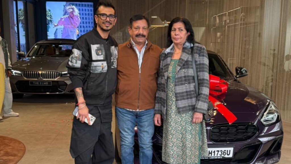 'रियल लग्जरी है...', नई कार खरीदने के बाद स्टार खिलाड़ी चहल ने माता-पिता को लेकर लिखी दिल छू लेने वाली बात | Yuzvendra Chahal Reaches Showroom With His Parents to Buy a New BMW Car