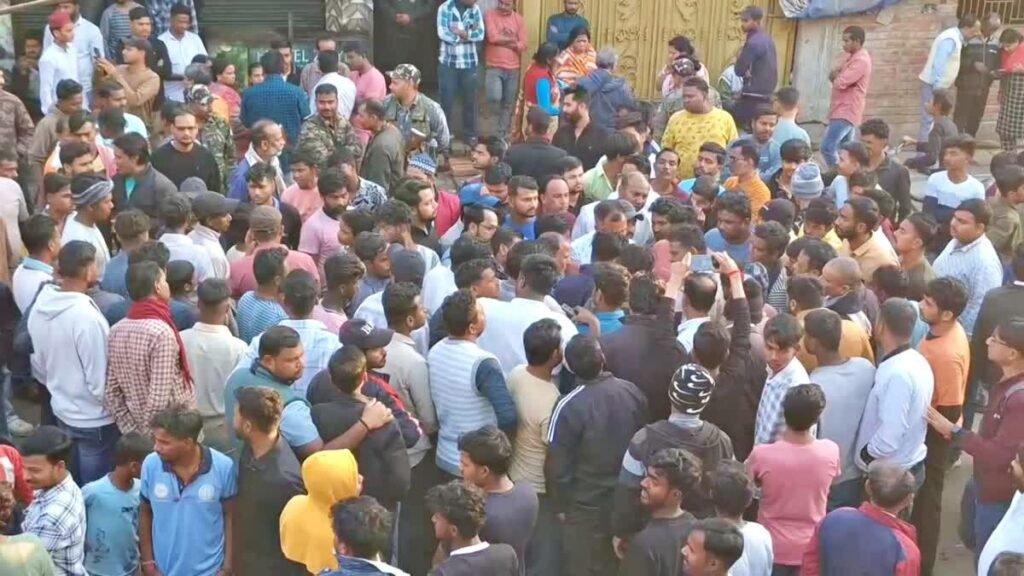 पाकुड़ में DPS स्कूल की बस से कुचलकर युवक की मौत, आक्रोशित लोगों ने 9 घंटे तक सड़क को रखा जाम
