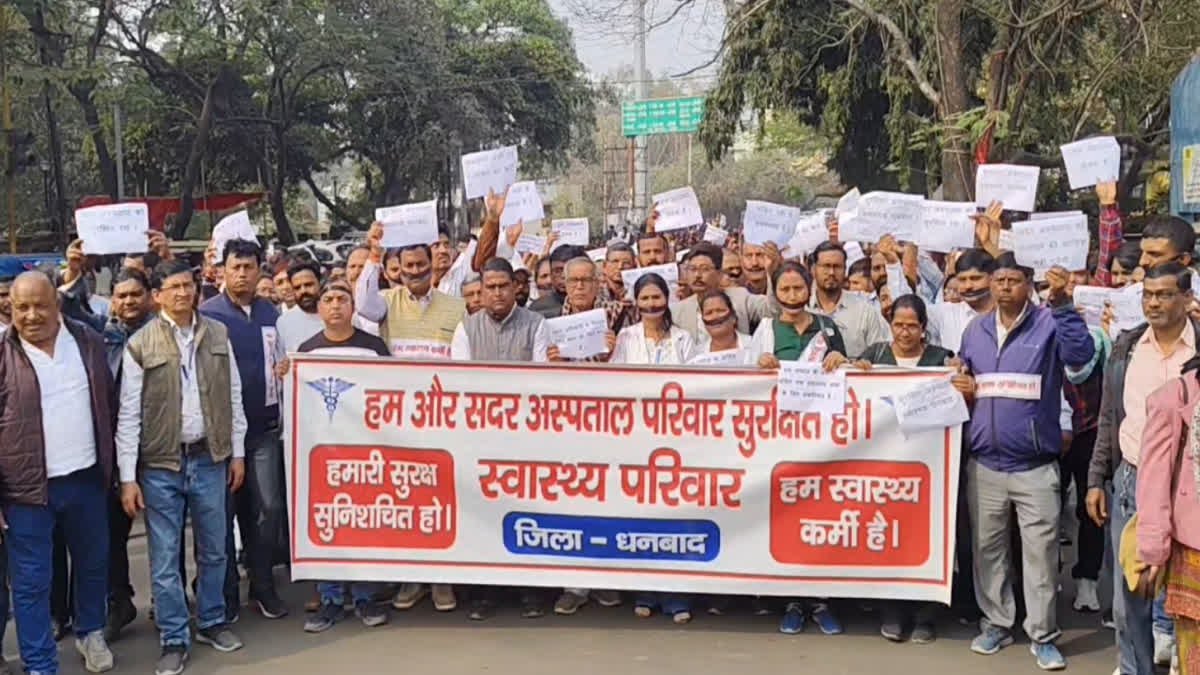 धनबाद में बाउंड्री वॉल विवाद पर वकील और स्वास्थ्य कर्मी आमने-सामने,सदर अस्पताल में OPD ठप,प्रशासन के लिए दोतरफा चुनौती