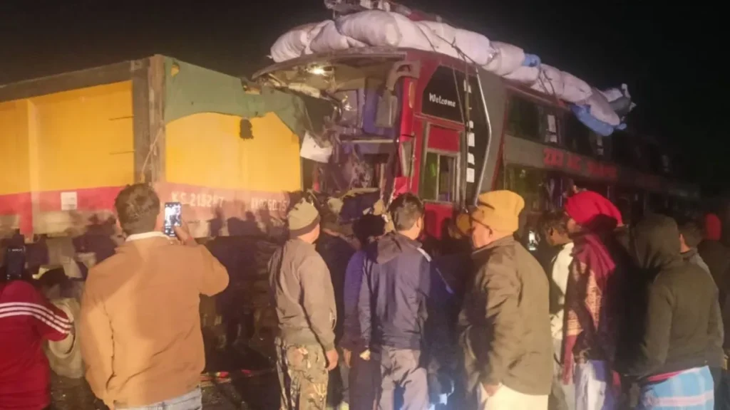 गया जी में भीषण सड़क हादसा, बस और हाइवा की टक्कर में एक की मौत, 17 यात्री घायल
