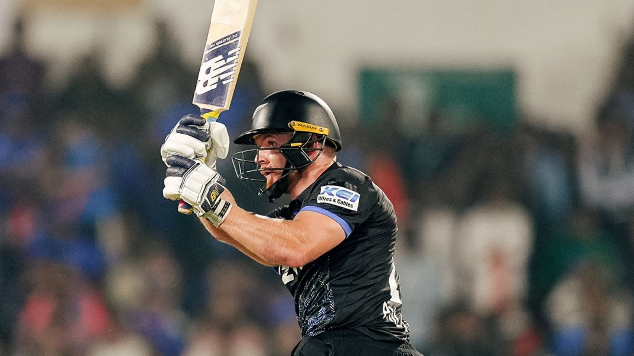 ग्लेन फिलिप्स की शानदार बल्लेबाजी, 105 और 107 मीटर के छक्के