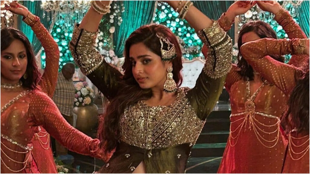 'मैं यहां राज करने आई हूं', 'शरारत' के 100 मिलियन व्यूज होने पर झूमीं आयशा खान, थिएटर से शेयर किया वीडियो | Ayesha Khan Emotional Note As Dhurandhar Song Shararat Crosses 100 Million Views