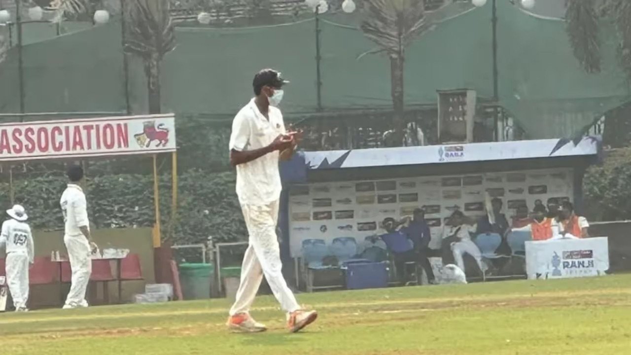 Ranji Trophy 2025-26: दिल्ली-मुंबई मैच में मास्क पहनकर मैदान पर उतरे सरफराज खान; जानें किससे बचने के लिए किया ये काम? | Pollution in Mumbai Sarfaraz Khan Musheer Khan Himanshu Singh wear mask during ranji trophy in mumbai