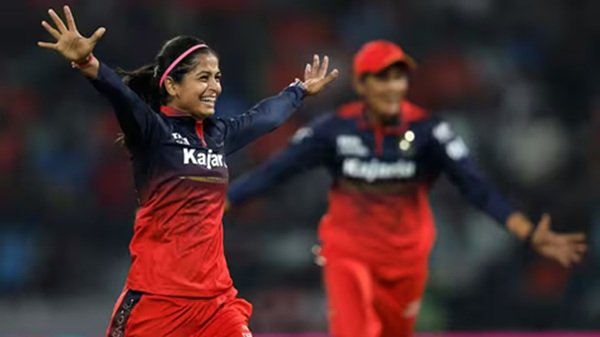 श्रेयंका पाटिल बनीं WPL में पांच विकेट लेने वाली सबसे युवा गेंदबाज़