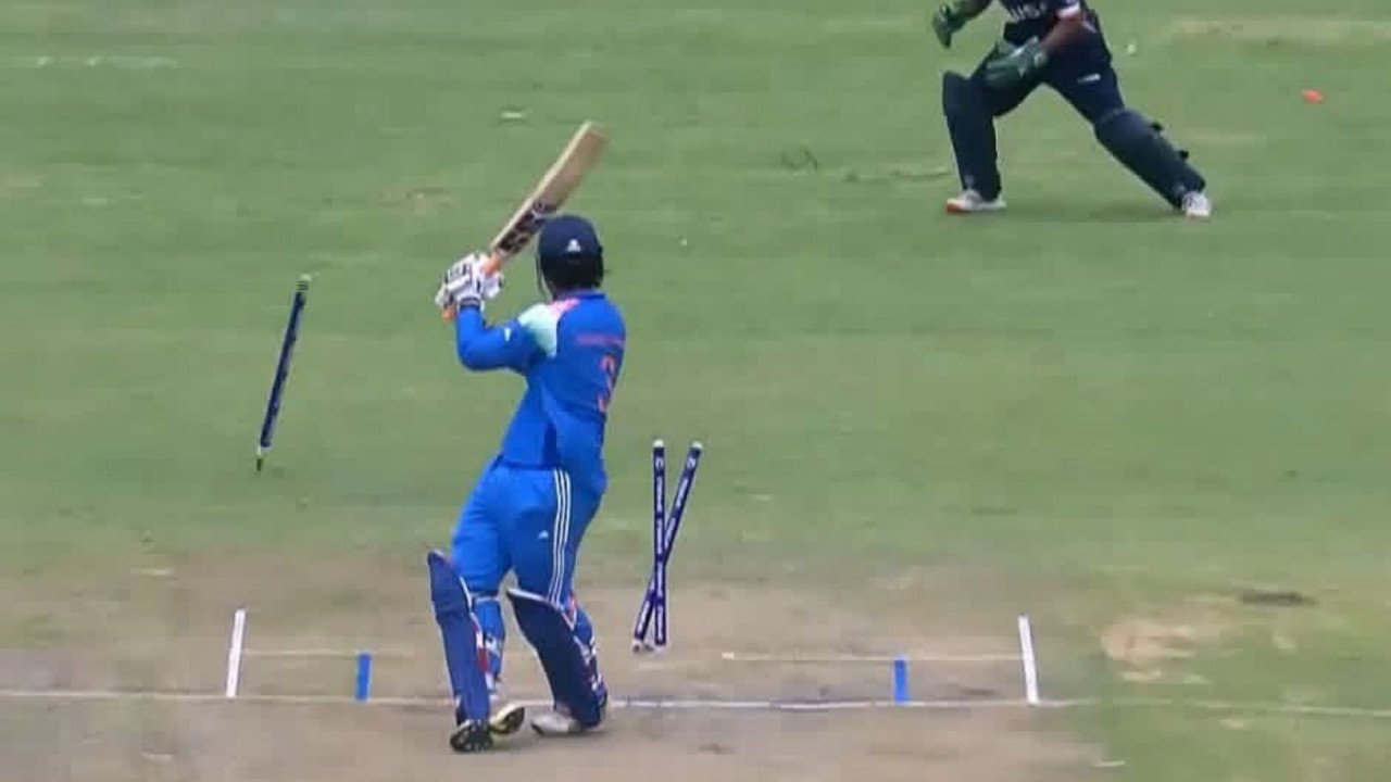 वैभव सूर्यवंशी की गेंदबाजी का जादू, बल्लेबाजी में रहा निराशाजनक प्रदर्शन