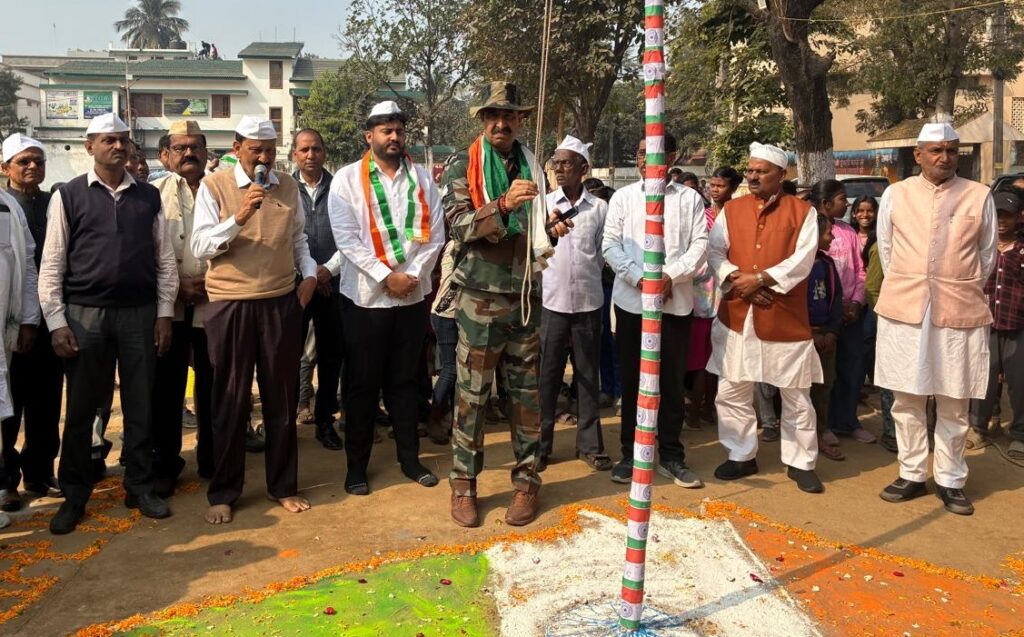 ADITYAPUR : पूर्व विधायक अरविंद सिंह की अगुवाई में प्रवीण सेवा संस्थान की ओर से एम-9 दुर्गापूजा मैदान में फहराया गया राष्ट्रीय ध्वज, खेलकूद प्रतियोगिताओं का भी किया गया आयोजन