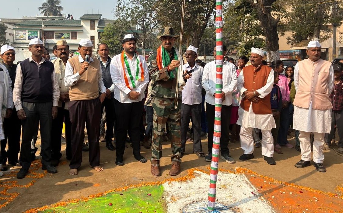 आदित्यापुर: पूर्व विधायक अरविंद सिंह की अगुवाई में एम-9 दुर्गापूजा मैदान में राष्ट्रीय ध्वज फहराया, खेल प्रतियोगिताएं आयोजित।