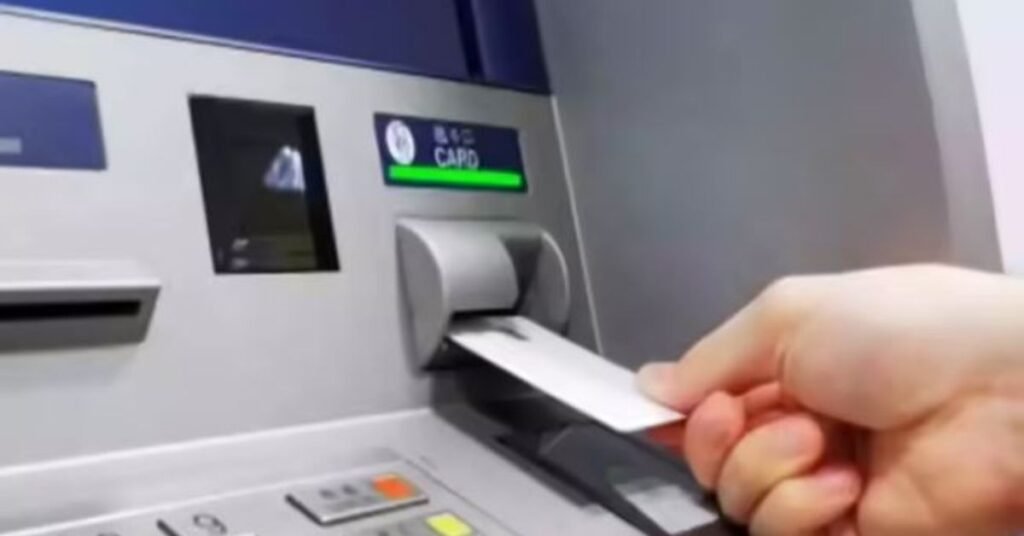 Jamshedpur Crime : टिनप्लेट में ATM कार्ड बदल कर खाते से उड़ा लिए 76 हजार रुपए, सीसीटीवी फुटेज खंगाल रही पुलिस