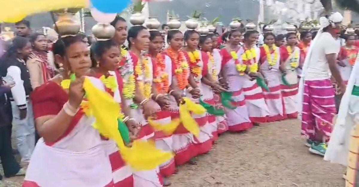 जमशेदपुर टुसू मेले में बिष्टुपुर का रीगल मैदान टुसू गीतों से गूंजा, युवा झुमुर पर थिरकते दिखे।