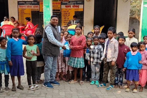 जमशेदपुर: तालसा प्राथमिक विद्यालय के बच्चों ने प्राकृतिक सौंदर्य में पिकनिक मनाई, पर्यावरण की जानकारी दी गई।