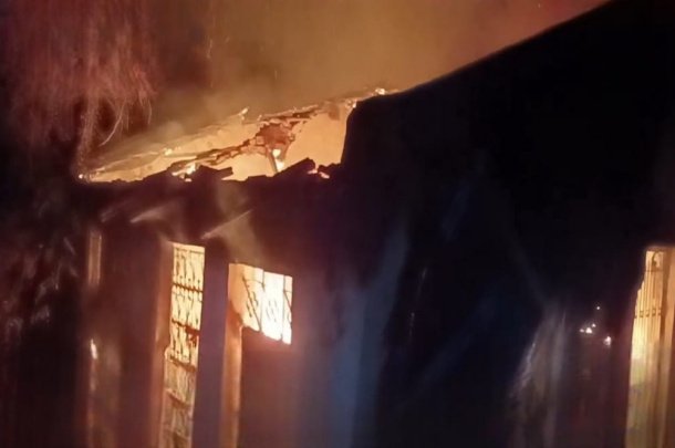 जमशेदपुर: परसुडीह के जानीगोड़ा में एलआईसी एजेंट के घर में आग, नकद और सामान जलकर खाक।