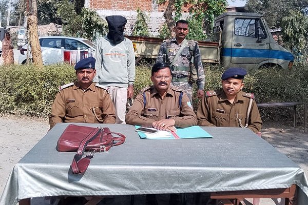 जमशेदपुर: सोनारी स्थित वर्धमान ज्वेलर्स में लूट के फरार आरोपी को पकड़ा गया।