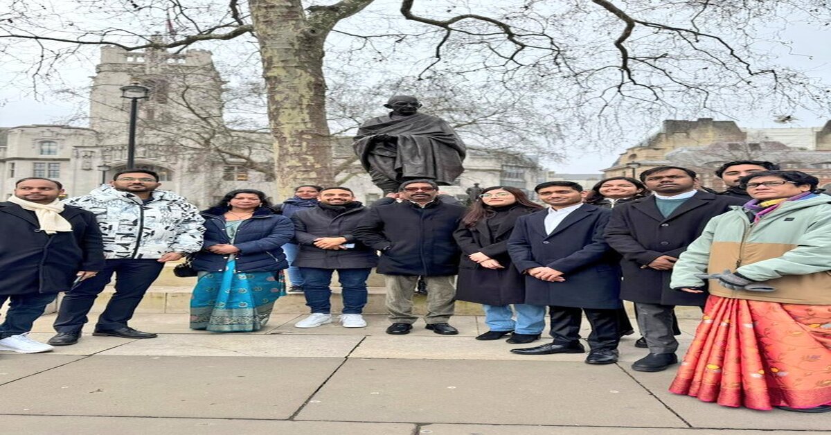 झारखंड समाचार: मुख्यमंत्री ने लंदन के पार्लियामेंट स्क्वायर में महात्मा गांधी को श्रद्धांजलि अर्पित की।