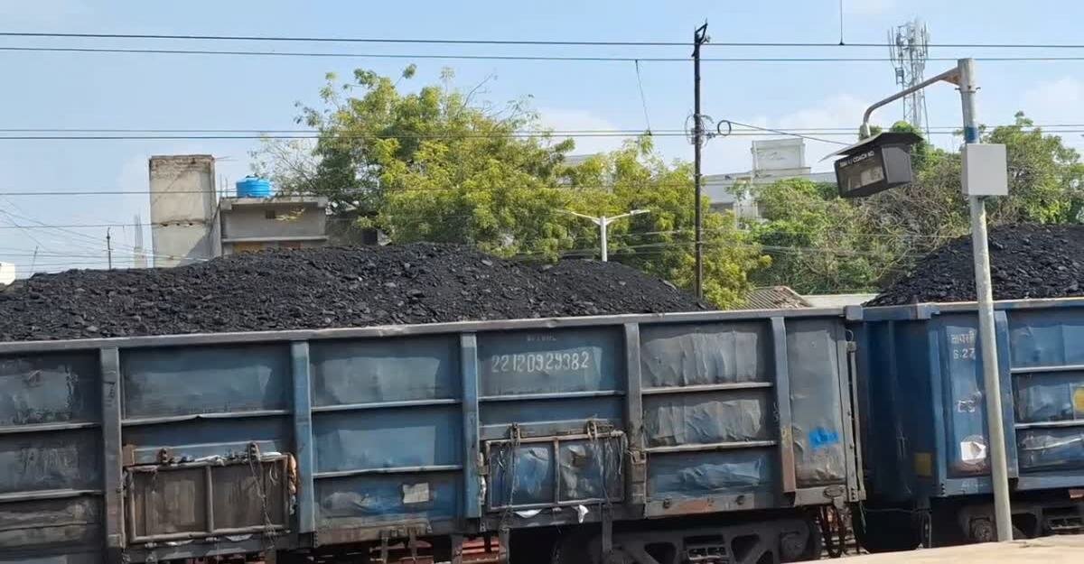 पाकुड़ में कोयला लोडिंग ठप, रेलवे को हुआ बड़ा नुकसान; एक्सप्रेस ट्रेनों के ठहराव की मांग पर ढुलाई रोकी।