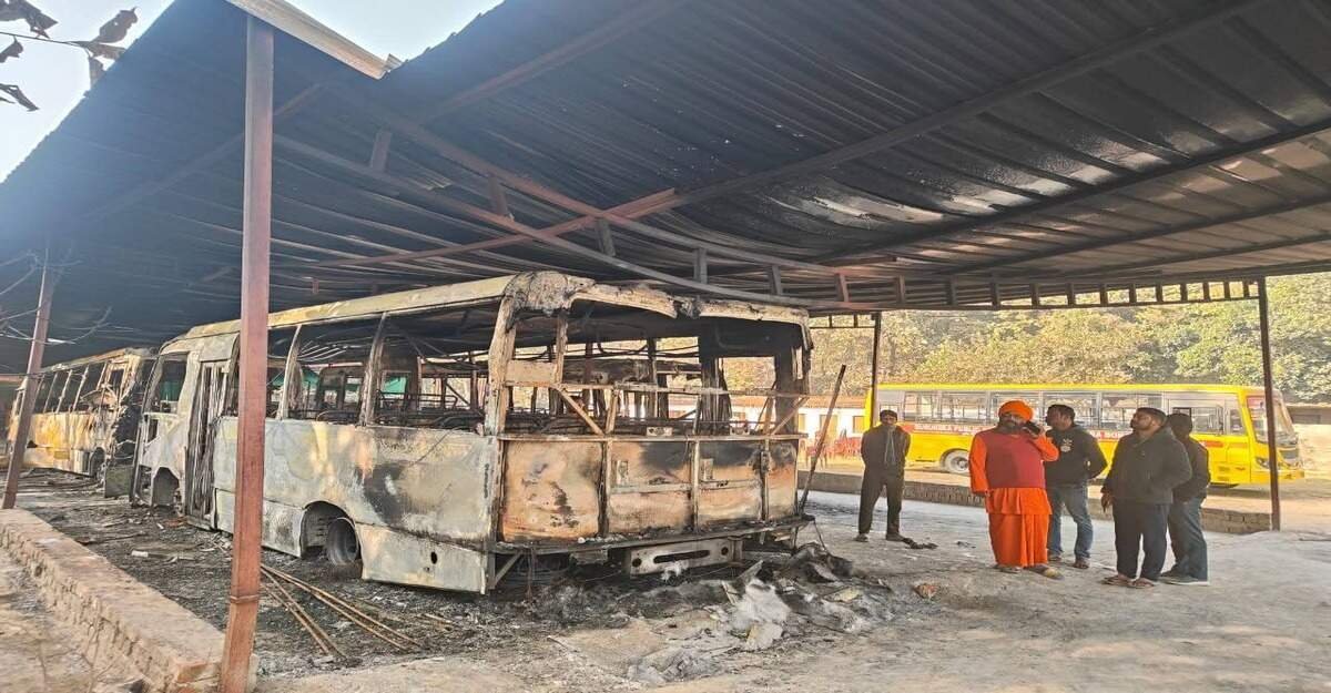 बोकारो में स्कूल में आगजनी, तीन बसें और टाटा मैजिक जलकर खाक।