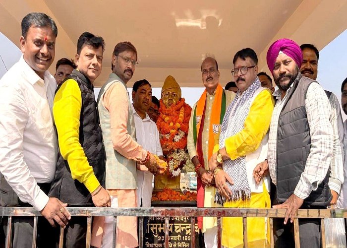 भाजपा कार्यकर्ताओं ने नेताजी सुभाष चंद्र बोस की 129वीं जयंती पर पराक्रम दिवस मनाया, प्रतिमा पर फूल चढ़ाए।