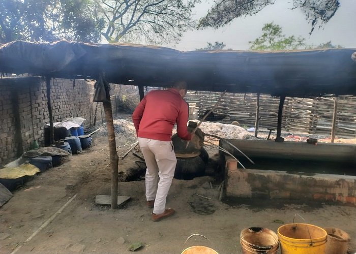 साराईकेला: अवैध शराब कारोबार पर प्रशासन की सख्त कार्रवाई, चार भट्ठियाँ ध्वस्त, व्यापारी घबराए।