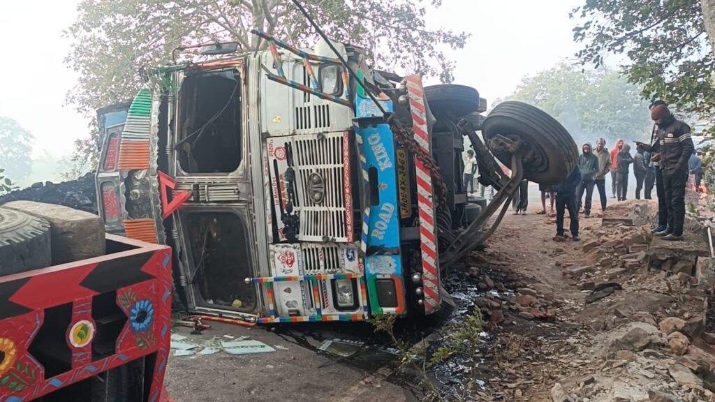 Hazaribagh News : टाटीझरिया में बीच पुल पर पलट गया कोयला लदा ट्रक, रोड के दोनों तरफ लग गई वाहनों की कतार