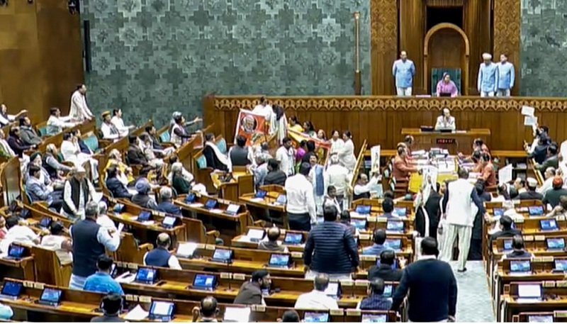 बीजेपी सांसद का बयान, महिला सांसदों ने PM मोदी पर किया हमला