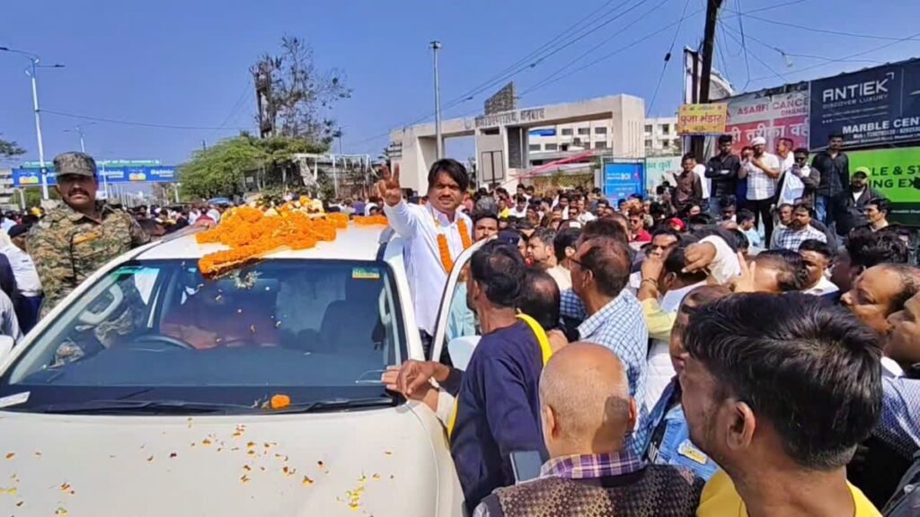 धनबाद में मेयर पद के लिए BJP समर्थित उम्मीदवार के खिलाफ पूर्व विधायक संजीव सिंह ने किया नामांकन, प्रदेश अध्यक्ष बोले-अनुशासनहीनता बर्दाश्त नहीं