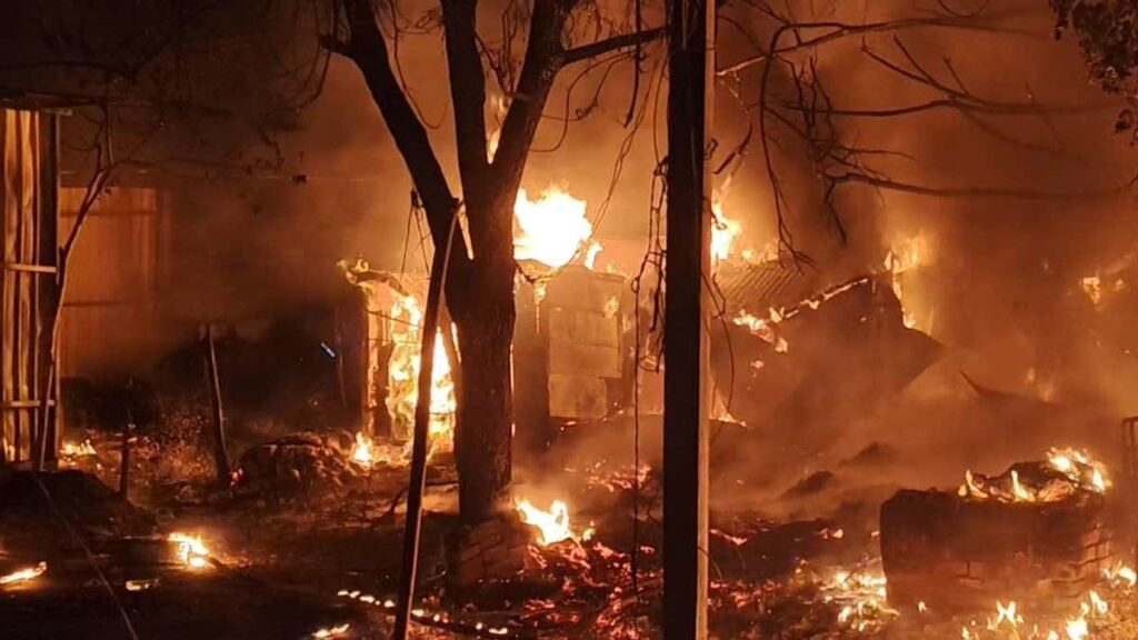 धनबाद के सब्जी मंडी में देर रात लगी भीषण आग, एक दर्जन से अधिक दुकानें जलकर खाक