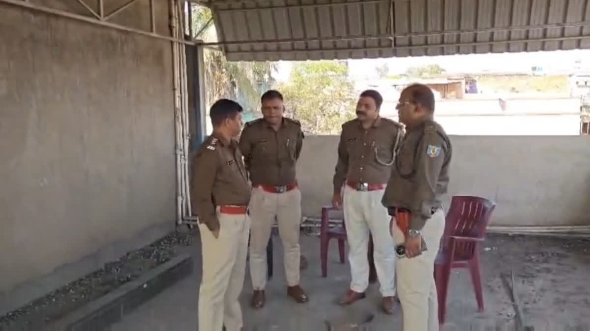 गैंगस्टर प्रिंस खान की अचल संपत्ति नहीं बची, घर में हुई कुर्की जब्ती की कार्रवाई, ईट भी उखाड़ ले गई पुलिस