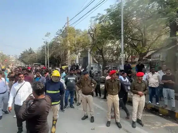 पटना के कंकड़बाग में नगर निगम और पुलिस की टीम पर हमला,अतिक्रमण हटाने के दौरान झड़प,JCB के शीशे तोड़े, 2 घायल
