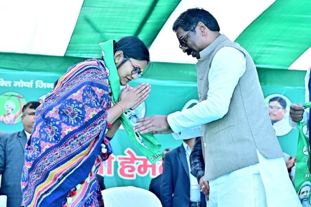 शालिनी गुप्ता सैकड़ों समर्थकों के साथ JMM में शामिल, हेमंत सोरेन ने दिलाई पार्टी की सदस्यता