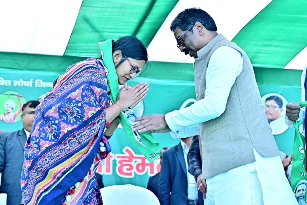 शालिनी गुप्ता सैकड़ों समर्थकों के साथ JMM में शामिल, हेमंत सोरेन ने दिलाई पार्टी की सदस्यता