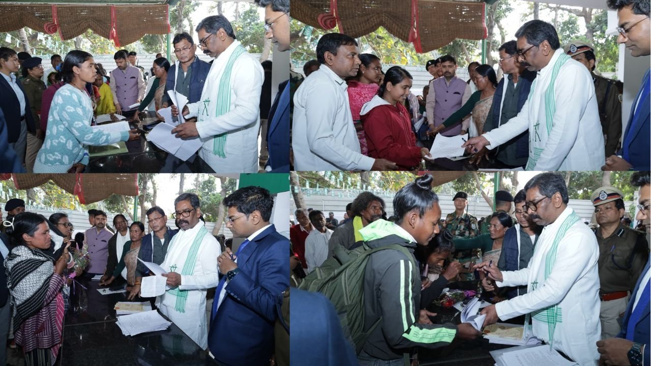 दुमका आवास पर मुख्यमंत्री हेमंत सोरेन ने आम लोगों की समस्याओं को सुना, संबंधित अधिकारियों को शीघ्र निवारण का दिया निर्देश