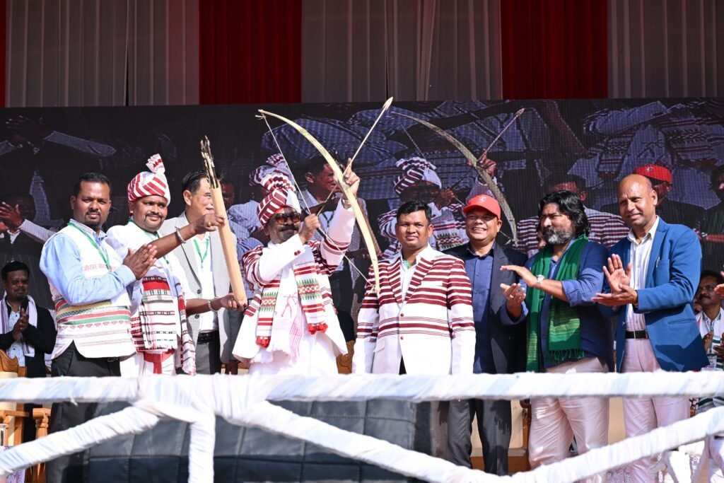 अमस में हिमंता के बर्थडे पर हेमंत सोरेन तिनसुकिया में गरजे, हेमन्त सोरेन, बोले—आदिवासी एकजुटता ही हमारी पहचान