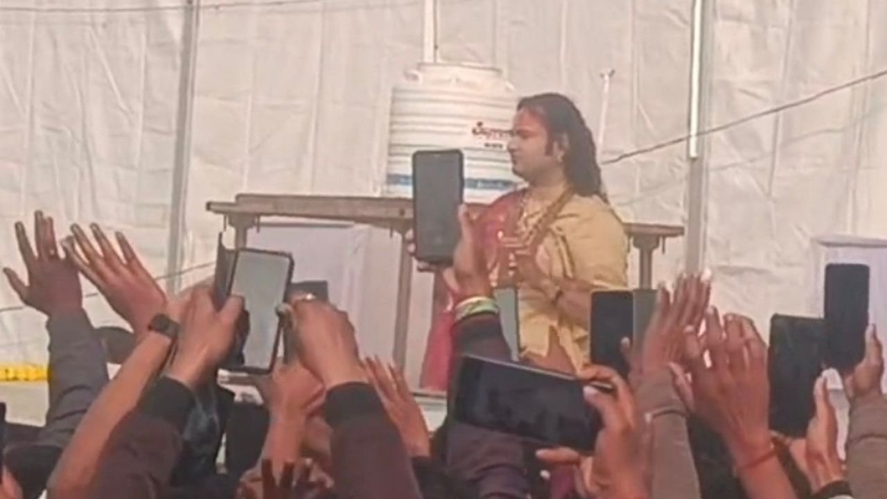 अनिरुद्धाचार्य महाराज की कथा के दौरान बिहार में बेकाबू हुई भीड़, महिलाएं बेहोश और कई श्रद्धालु घायल