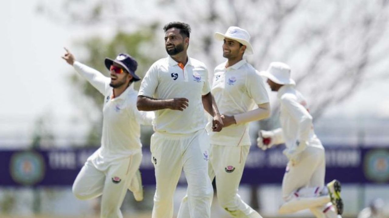 Ranji Trophy Final: आकिब नबी ने रचा इतिहास, इस सीजन में 60 विकेट लेने पहले गेंदबाज बने, फाइनल में भी 5 विकेट झटके | Ranji Trophy Final Auqib Nabi takes 60 wickets becomes highest wicket taker Karnataka vs Jammu and Kashmir