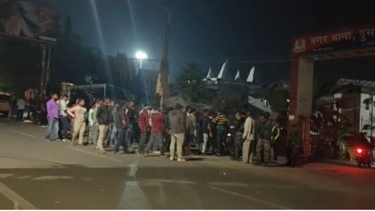 दुमका निकाय चुनाव में धांधली का आरोप, गाँधी नगर में देर रात बवाल