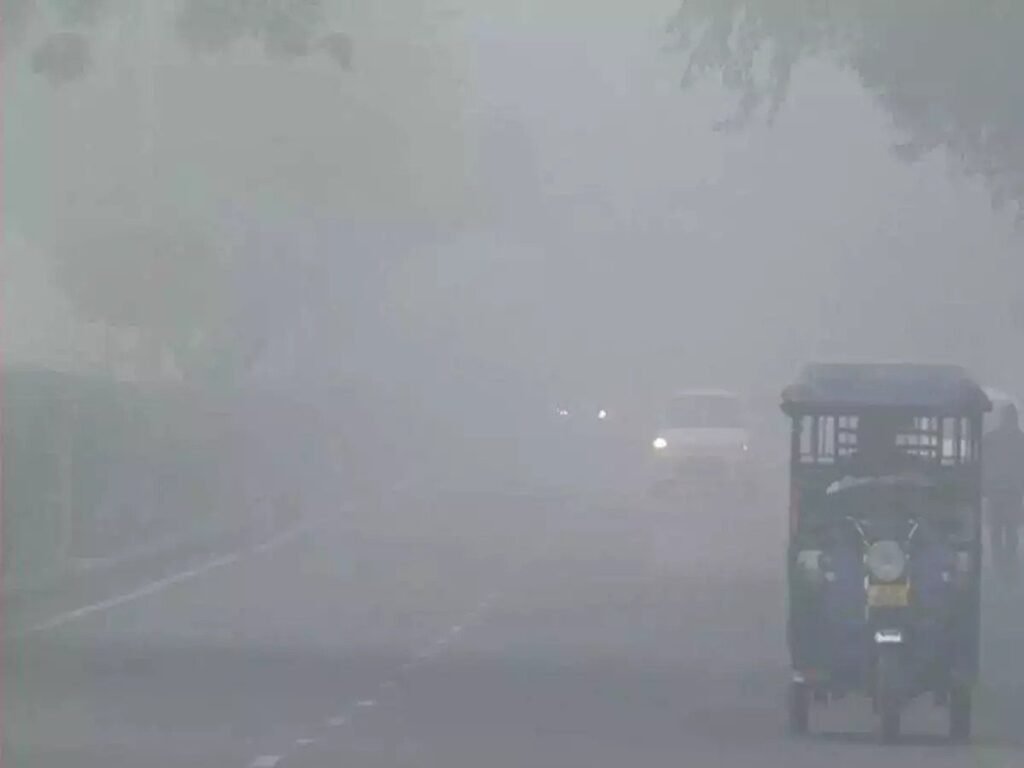 पटना समेत 20 जिलों में कोहरे का असर, 50 मीटर विजिबिलिटी, बारिश को लेकर जारी की गई चेतावनी