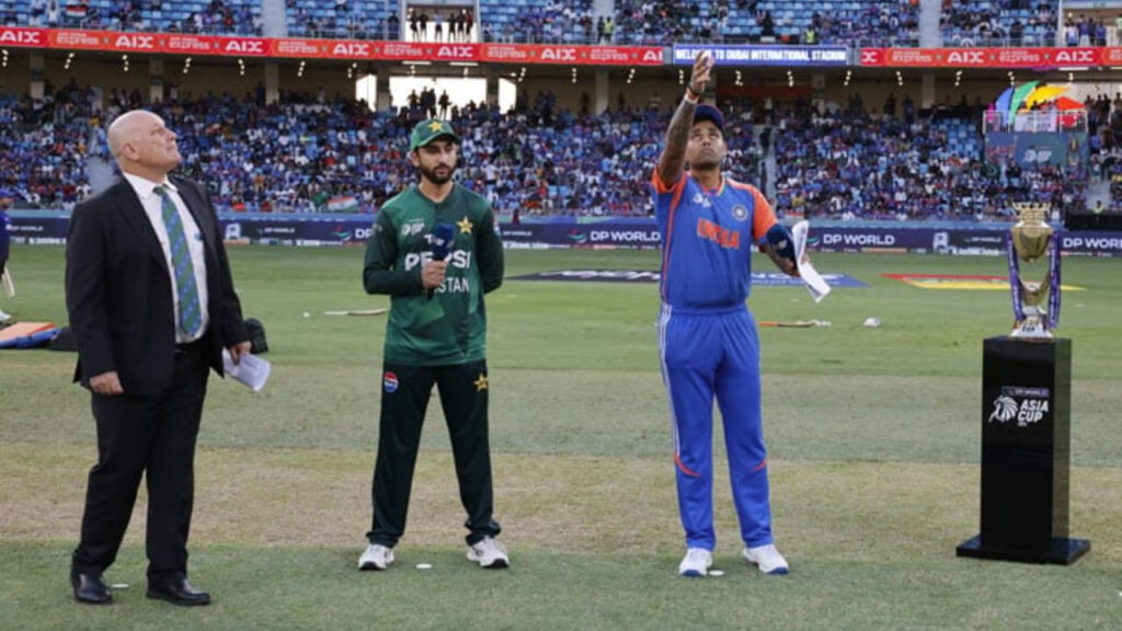 T20 World Cup: 'ये क्रिकेट का गेम नहीं, पैसे का खेल....' पूर्व आईसीसी सीएफओ ने भारत-पाक मैच को लेकर क्यों की ये टिप्पणी? | india vs pakistan to go ahead at ICC t20 world cup former ICC CFO calls IND vs PAK match an economic match