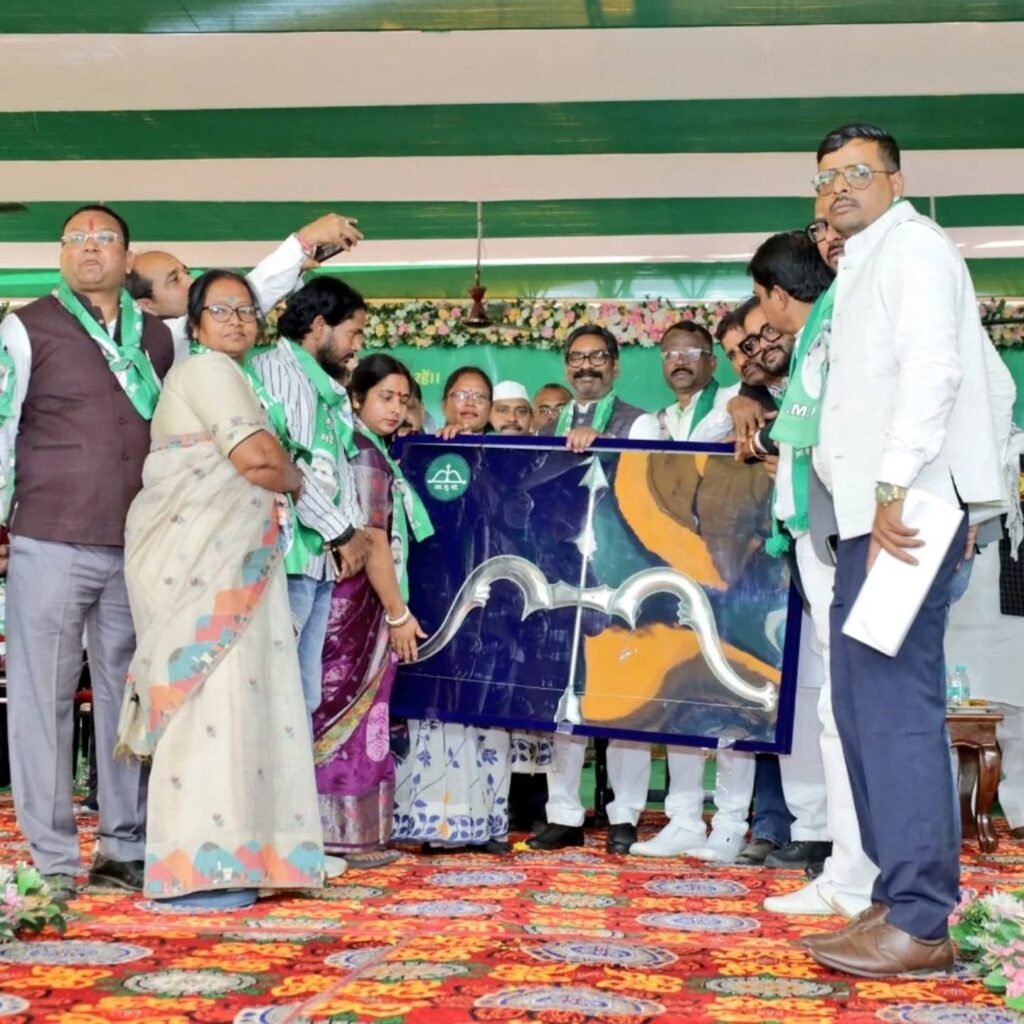 धनबाद में JMM स्थापना दिवस पर हेमंत सोरेन का आउटसोर्सिंग कंपनियों पर निशाना; स्थानीय को देनी होगी नौकरी