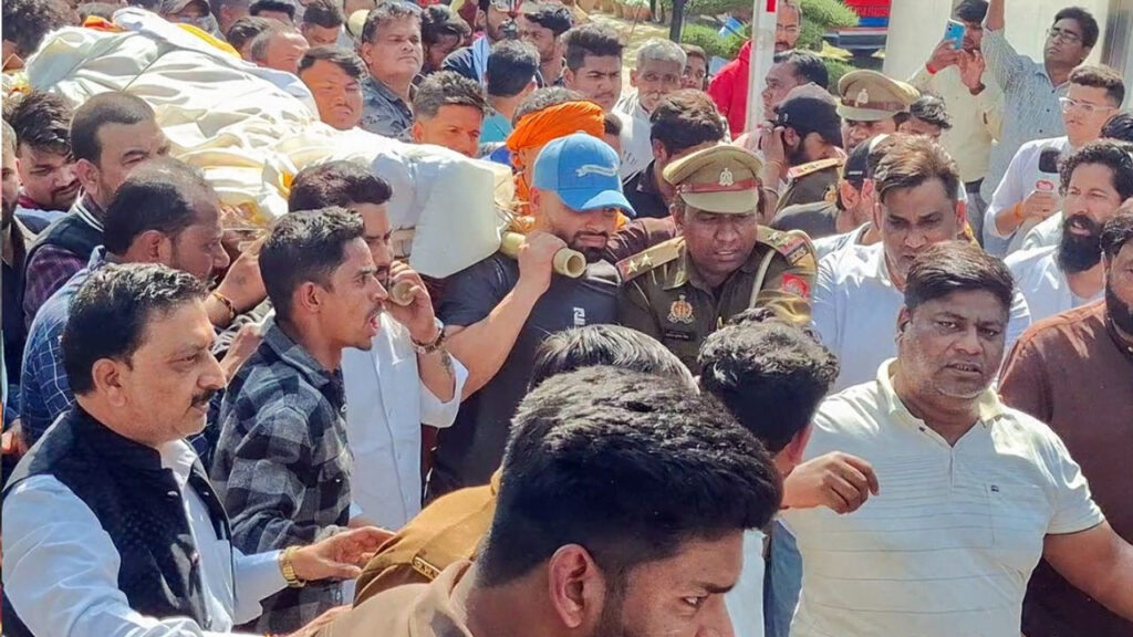 मैच के कुछ घंटे बाद पिता की शव यात्रा में शामिल हुए क्रिकेटर रिंकू सिंह, नम आंखों से दी अंतिम विदाई