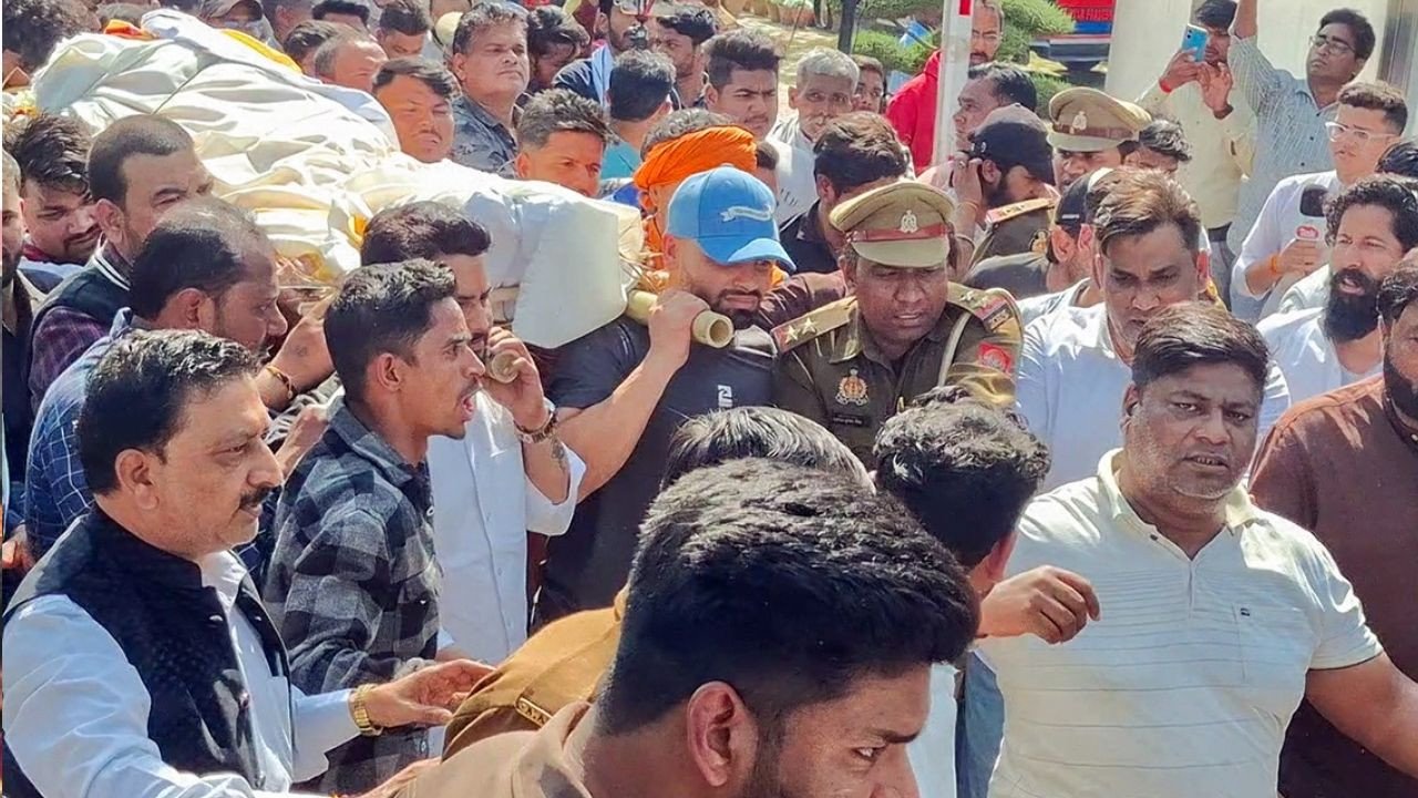 क्रिकेटर रिंकू सिंह ने पिता की शव यात्रा में किया शामिल, भावुक विदाई